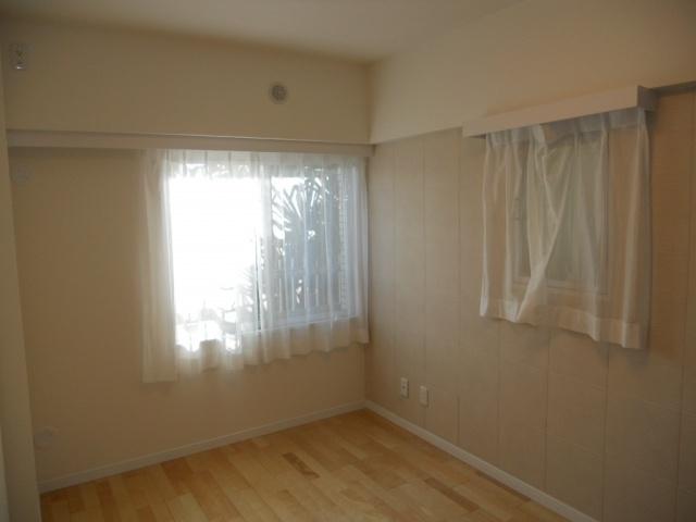 Non-living room. Two-sided lighting Western-style