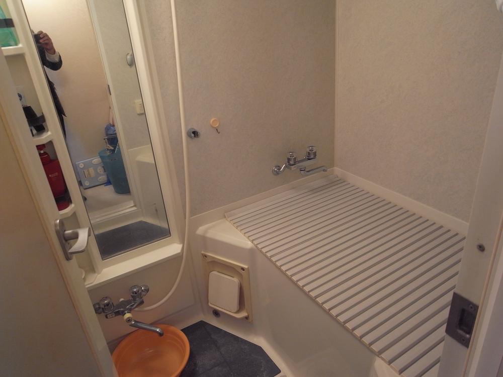 Bathroom. Indoor (11 May 2013) Shooting