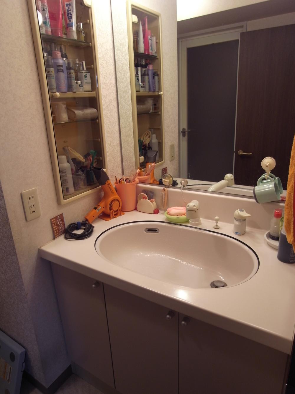 Wash basin, toilet. Indoor (11 May 2013) Shooting