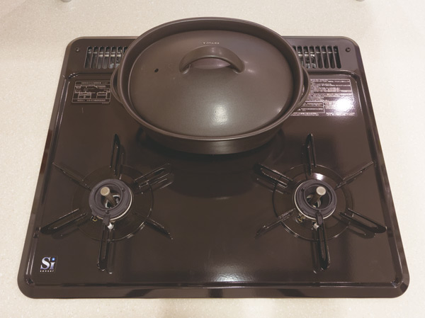 Kitchen.  [3-necked gas stove] Adopt a three-necked gas stove that can at the same time a lot of cooking.  ※ D type is two-burner stove.