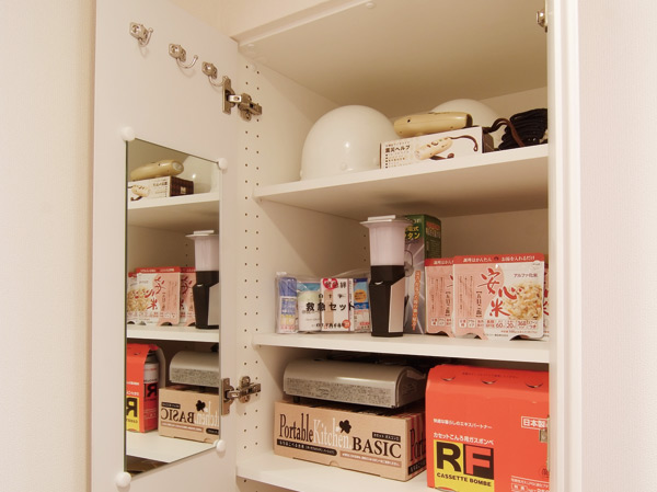 earthquake ・ Disaster-prevention measures.  [Disaster prevention storage that have been installed in each dwelling unit] As soon as able to act in time of emergency, It was set up disaster prevention storage in each dwelling unit. By to be prepared in advance, You can increase the awareness of disaster prevention in the home.