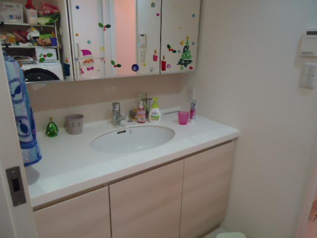 Wash basin, toilet. 2013 December shooting (furniture, etc. are not included in the sale price)