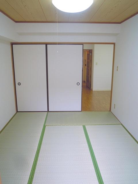 Non-living room. Japanese-style room that has been used to spread a rug. Tatami is a state relatively free from pain.