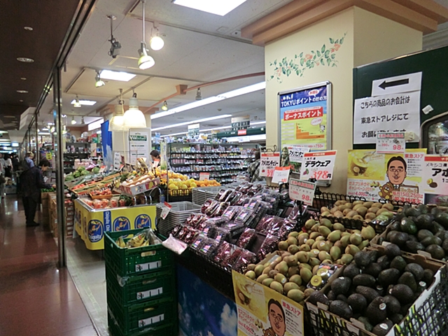 Supermarket. Tokyu Store Chain to (super) 720m