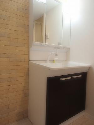 Wash basin, toilet. Eco-carat (humidity to wash basin next to the wall, Deodorant effect have) .... equipped.