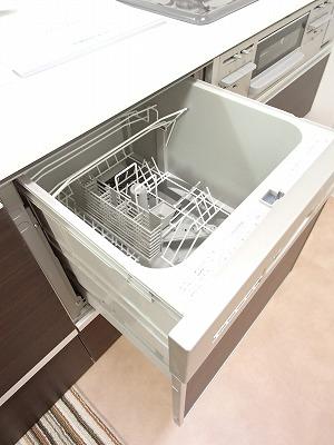 Kitchen. It is equipped with a dishwasher, It is convenient to washing, such as oil products.