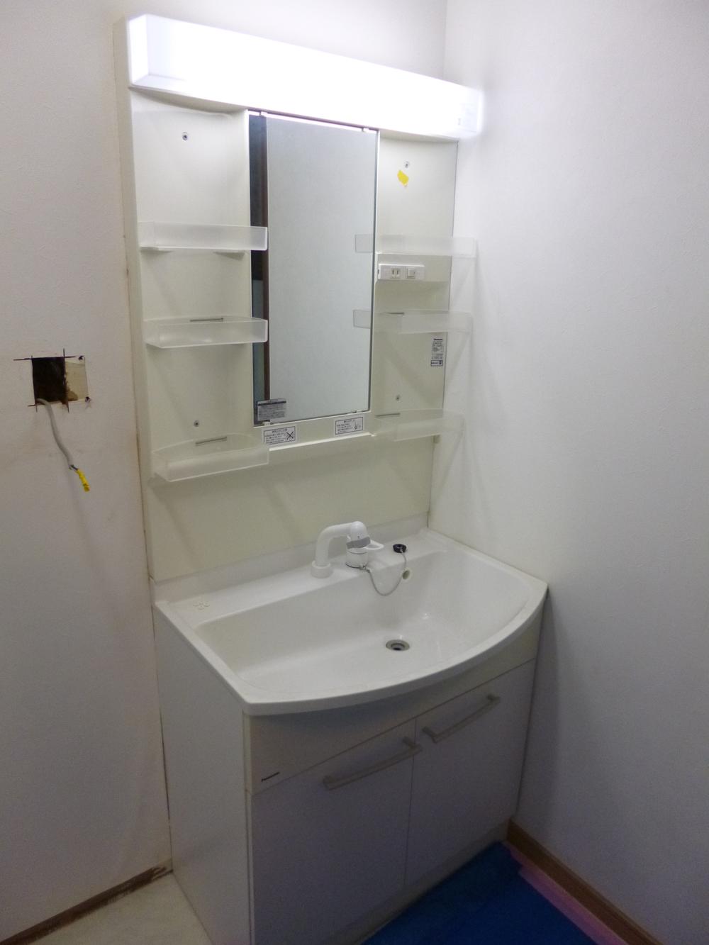 Wash basin, toilet. Indoor (12 May 2013) Shooting