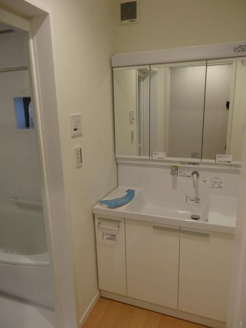 Wash basin, toilet. 1 Building Wash basin