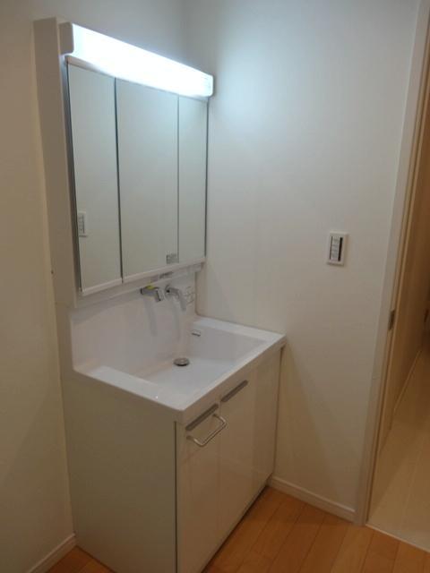 Wash basin, toilet. Building 3 Wash basin