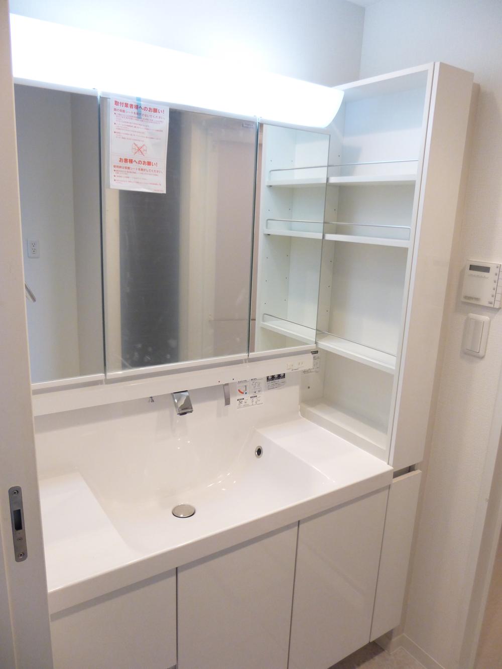 Wash basin, toilet. Washroom (December 2013) Shooting