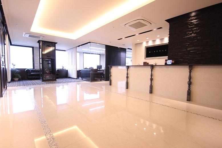 Other. Seller office shooting. Available upon presentation at your appointment.