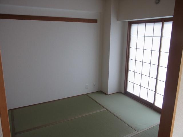 Non-living room. Tatami also new and comfortable