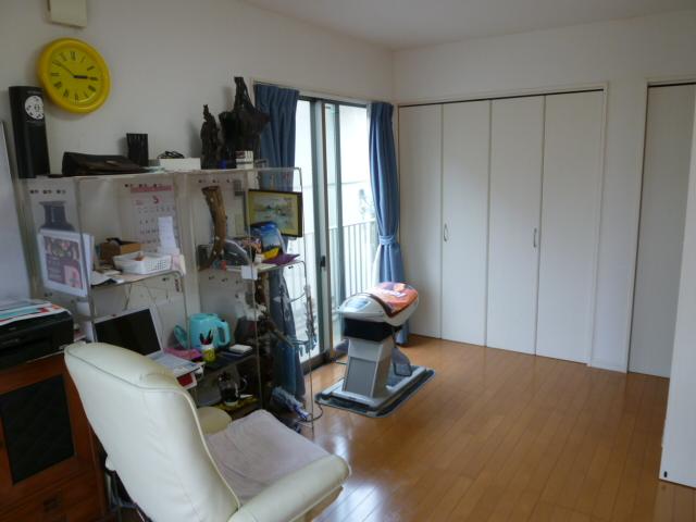 Non-living room. Closet with Western-style enhancement