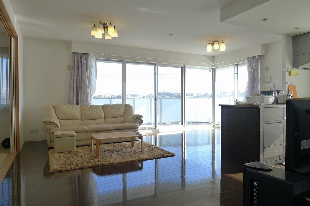 Living. Combined with the kitchen, Living-dining with more than 20 Pledge