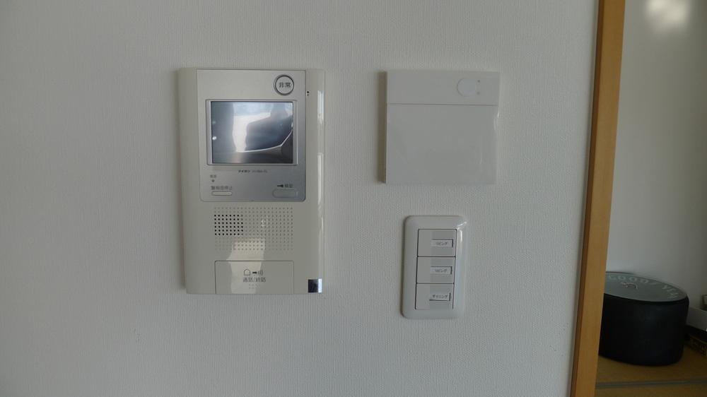 Security equipment. Is available correspondence of visitors even during cooking.