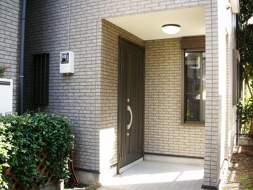 Local appearance photo. Entrance porch. There is a gate at the entrance.