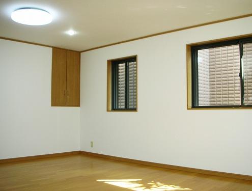 Living. Bright living room window there are four places. There is housed on the corner. The main lighting and down light comes with.