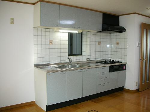 Kitchen. Gas stove is a new exchange already. There is also under-floor storage. There is a window ventilation is also possible in the kitchen front.
