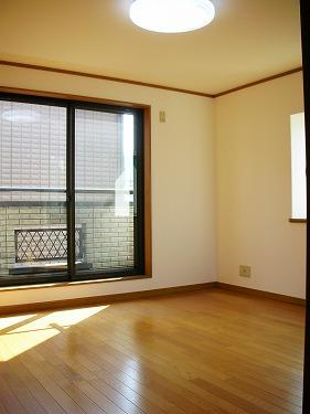 Non-living room. The third floor is 6.0 quires of room. Closet 2 places, There is also a bay window. 