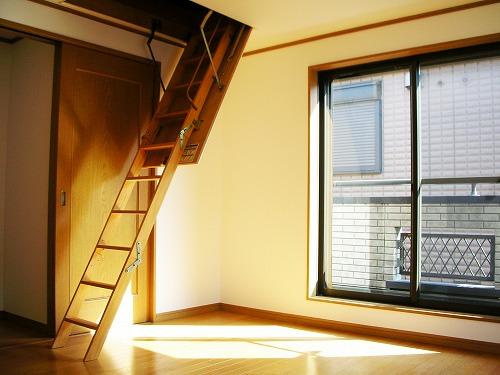 Non-living room. 8.5 Pledge of a room. There is the ceiling,. You can climb the stairs. 