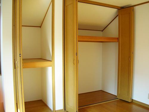 Non-living room. 8.5 Pledge of is the room of the closet. You can store a lot in large.
