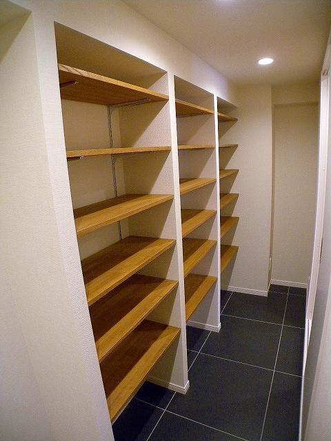 Receipt.  ■ Reliable space to exhibit the shelf is installed storage capacity to one side!  [Indoor (11 May 2013) Shooting]