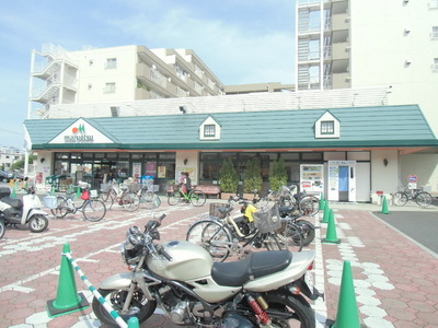 Supermarket. 600m until Maruetsu (super)