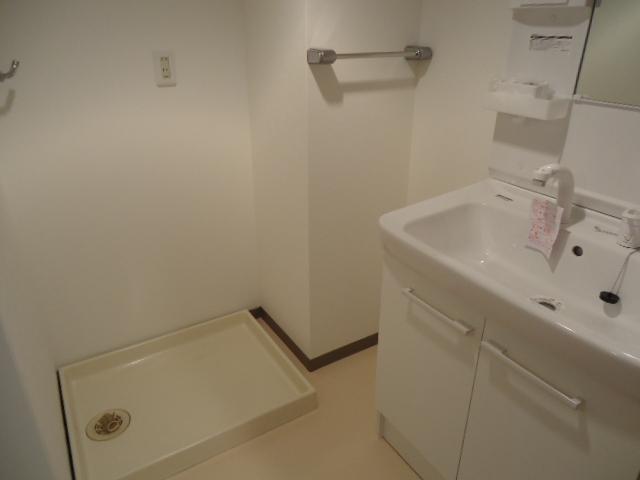 Wash basin, toilet. Local (11 May 2013) Shooting