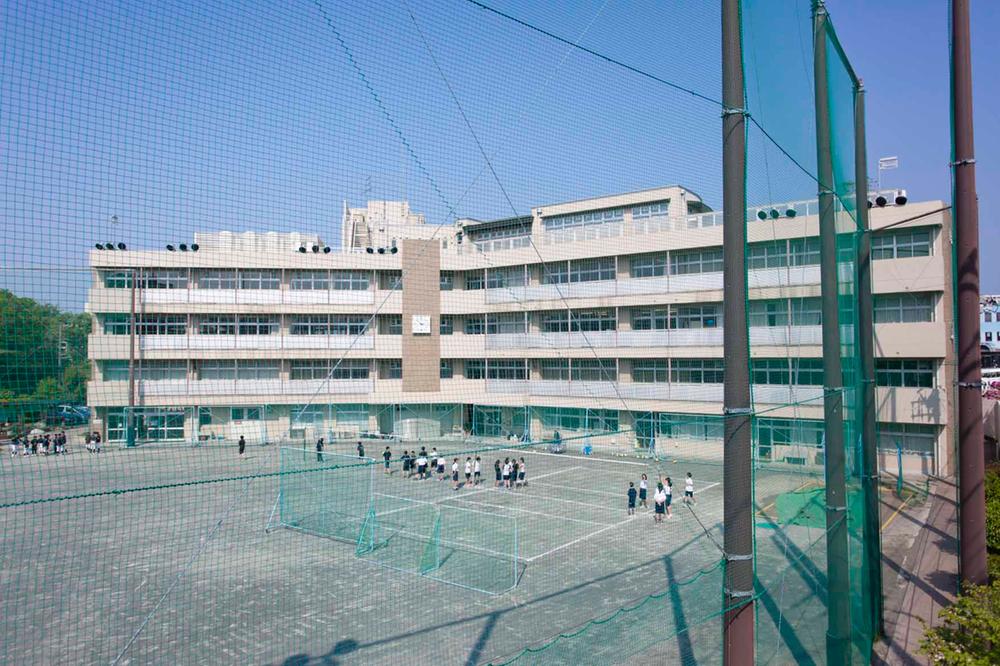 Junior high school. Also safe school of 710m children to Karuizawa junior high school, 9-minute walk from the junior high school