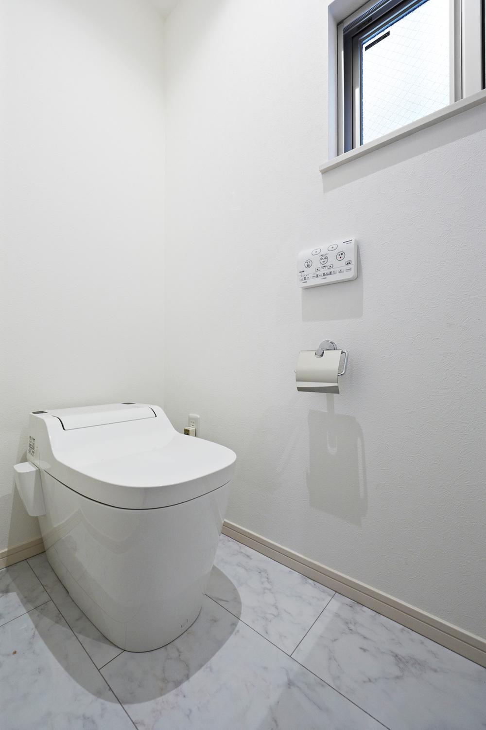 Toilet. In tankless toilet that does not take the space, Design ・ Adopts the excellent cleaning properties "La Uno S". The spiral of water flow, Powerful flushes with a small amount of water. Because it is also equipped with hand-washing, It is also useful in everyday life. 