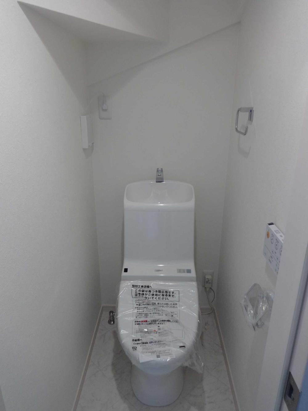 Toilet. Indoor (07 May 2013) Shooting