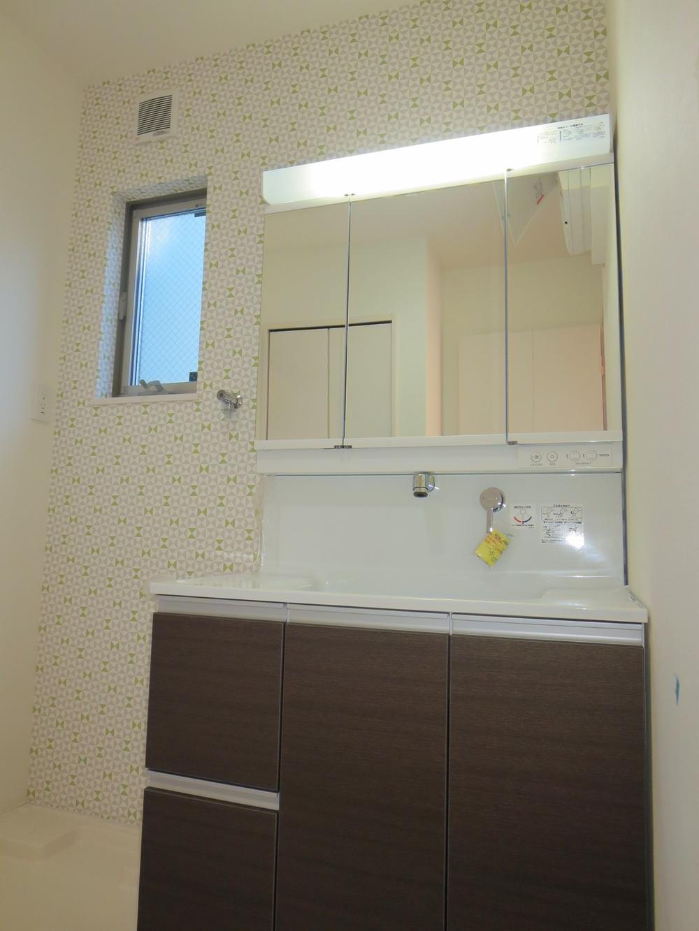 Wash basin, toilet. Clear a 90 centimeter washbasin Back also is fine Good design wallpaper !!