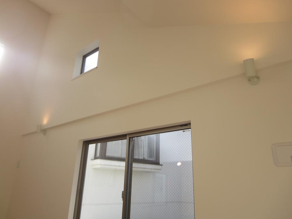 Living. The gradient ceiling living You can use it as an indirect lighting atmosphere is good to turn off the installation !! main lighting the spotlight !!