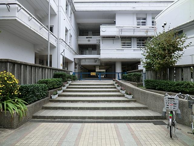 Primary school. 700m to Yokohama Municipal Honcho Elementary School
