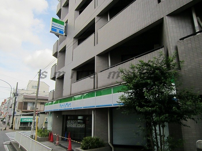 Convenience store. FamilyMart Yokohama Hamamatsucho store up (convenience store) 38m
