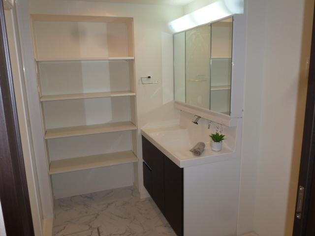 Wash basin, toilet. Indoor (11 May 2013) Shooting