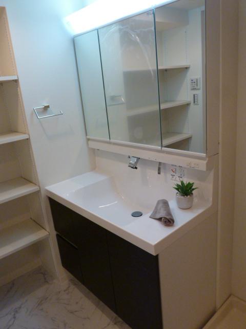 Wash basin, toilet. Indoor (11 May 2013) Shooting