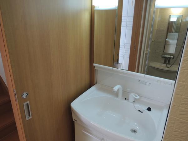 Wash basin, toilet. Interior