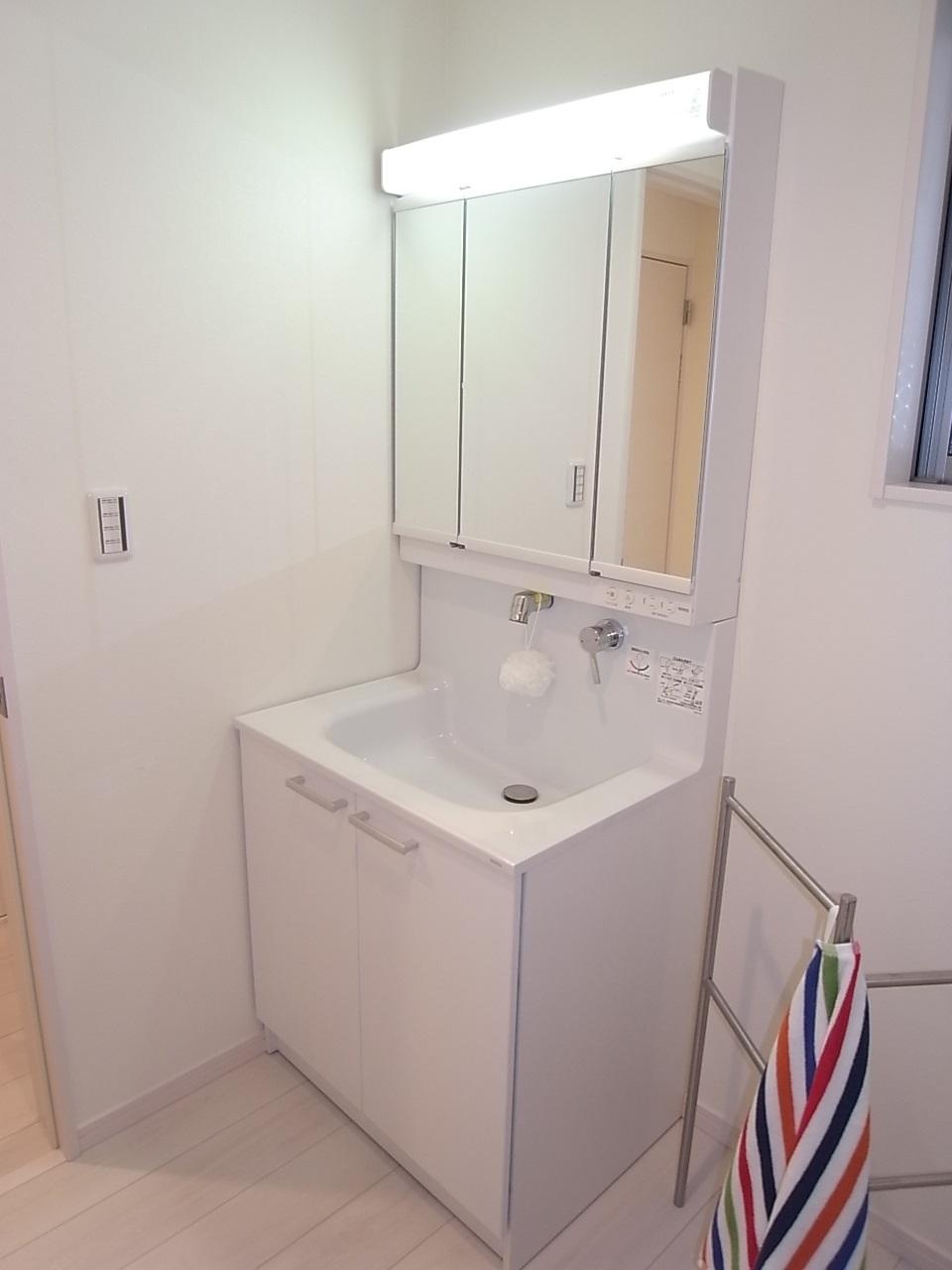 Wash basin, toilet. Toiletries also neat storage has been enhanced! I get dressed in the morning in the basin space of the room also smoothly!