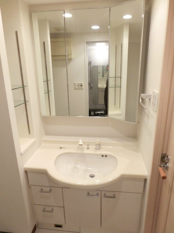 Washroom. Three-sided mirror vanity