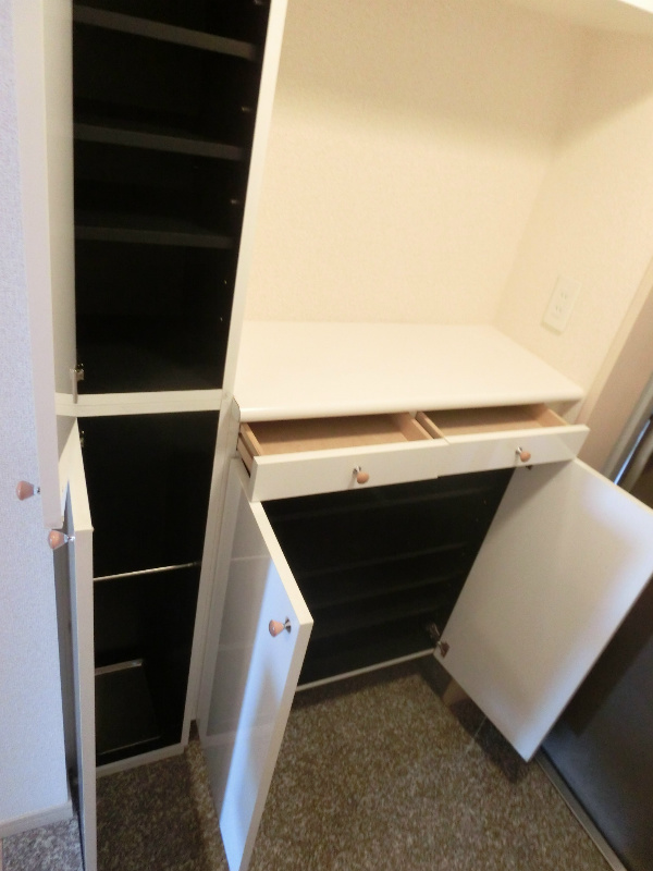 Receipt. Movable shelf shoe box