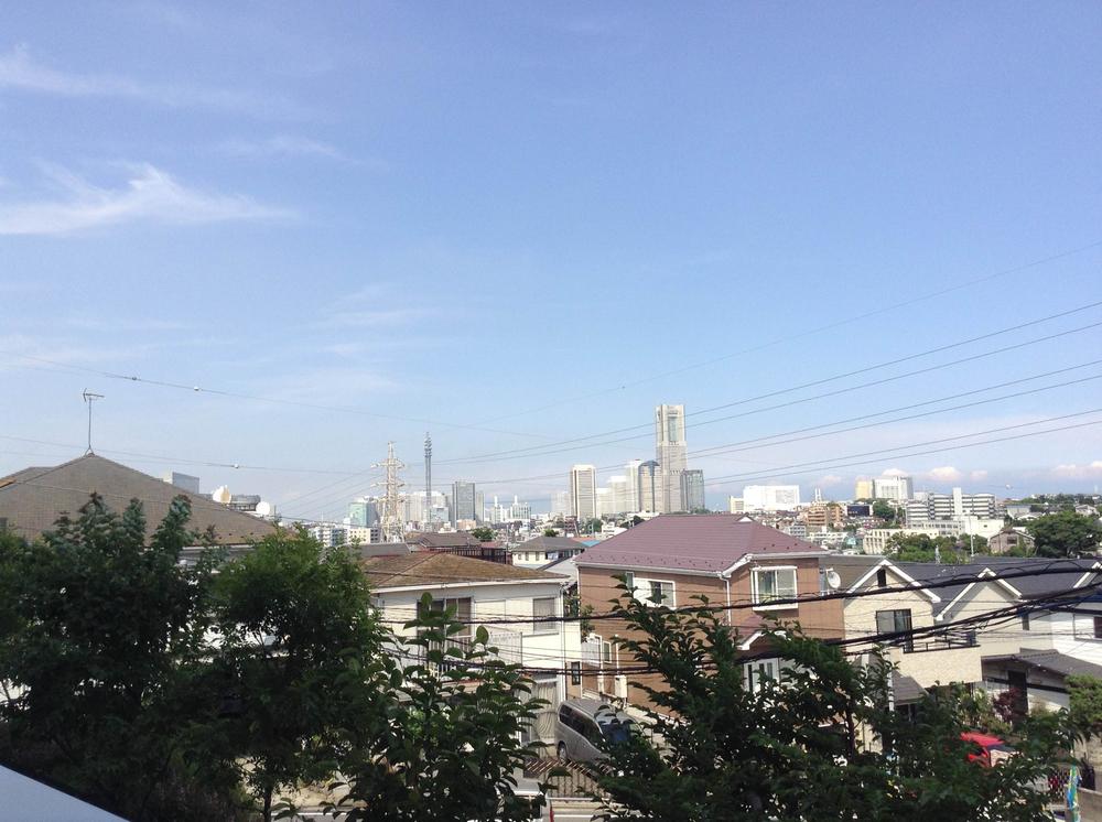 View photos from the dwelling unit. View from local. Landmark Tower, Yokohama Minato Mirai district is visible, such as the Bay Bridge. The views of the southeast direction is the favorite. (June 2013) Shooting