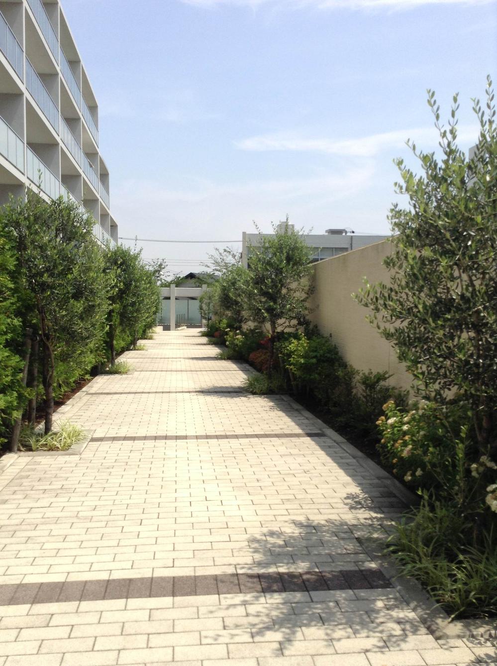 Other common areas. Promenade of the premises under the dwelling unit. It is safe because the children can be seen from the balcony if playing here.