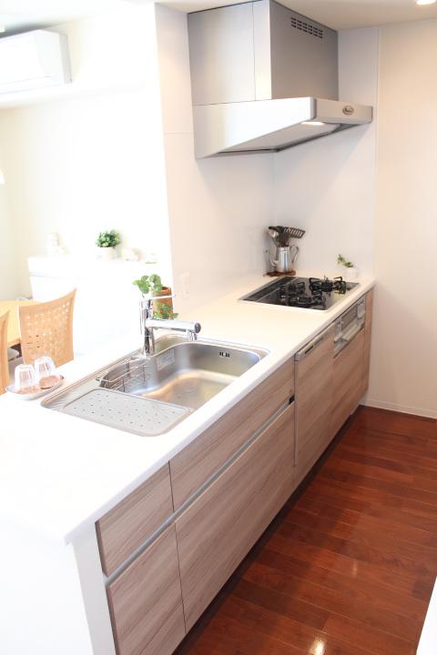 Kitchen. Kitchen face-to-face. You views of the Minato Mirai area from the window. (November 2013) Shooting