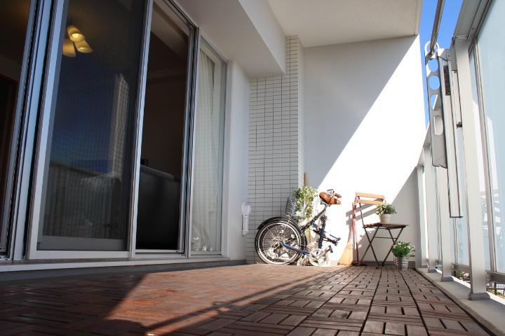 Balcony. Balcony depth 2m, Width 6.2m. It is the best position of fireworks appreciation of the Port of Yokohama. (November 2013) Shooting