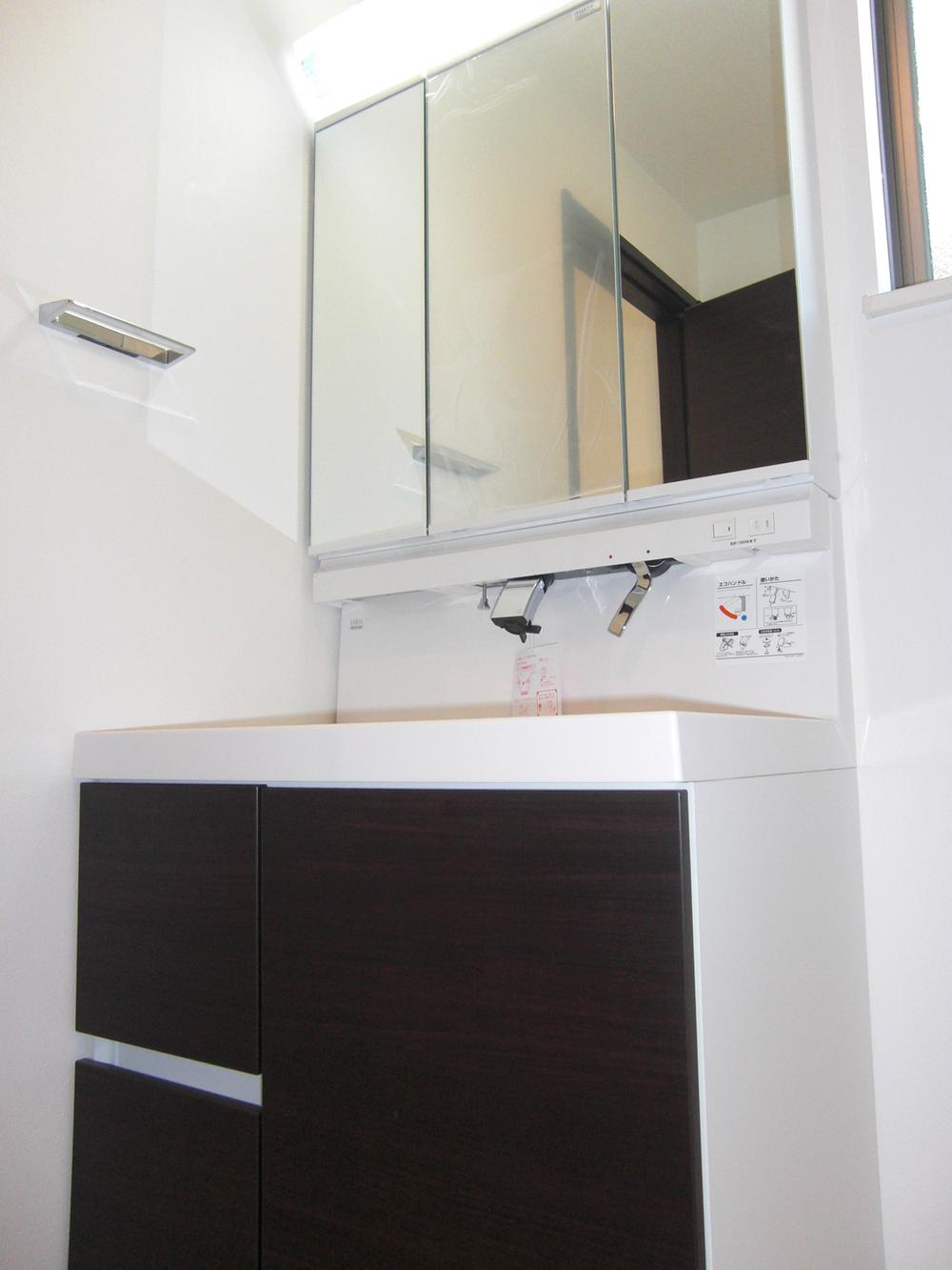 Wash basin, toilet. Washbasin with shower