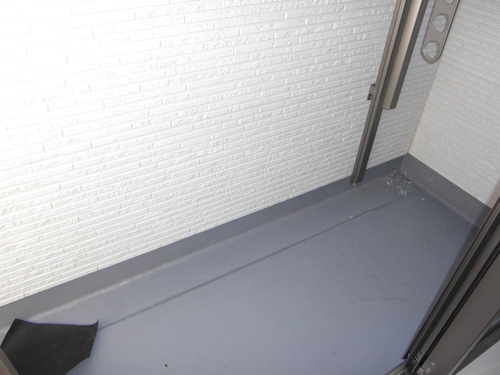 Balcony. Jose will properly laundry