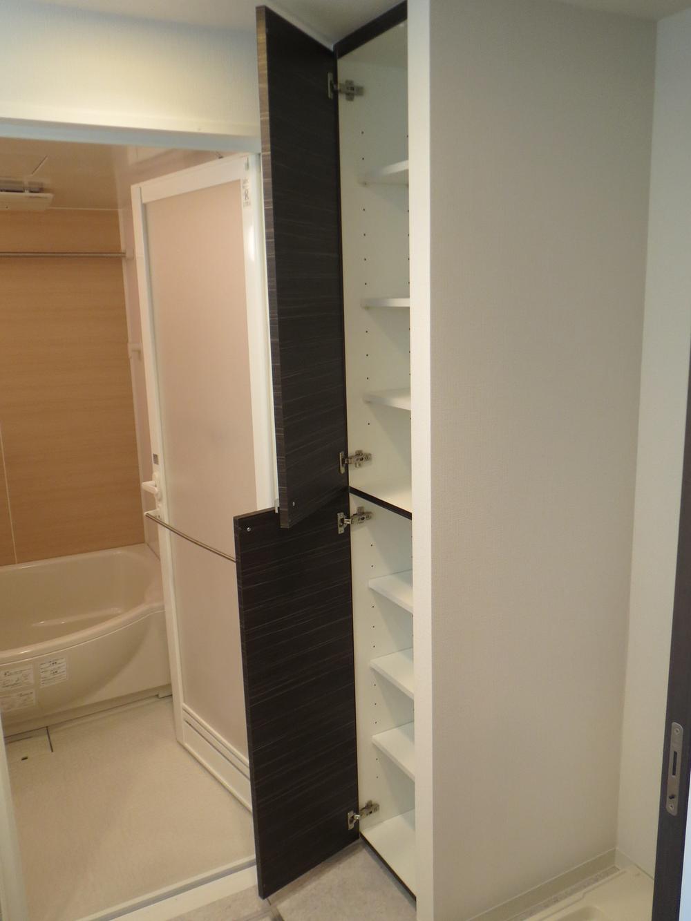 Receipt. Washroom storage ・ Is not visible medium so that with a door, Neat storage