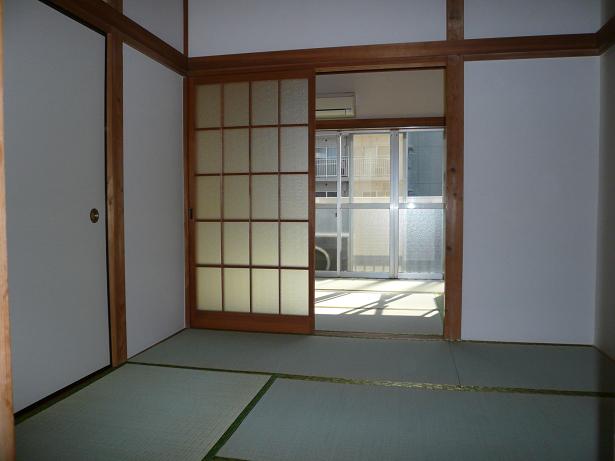 Living and room. Tatami is calm after all. 