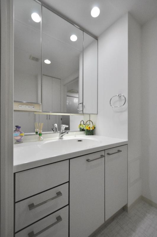 Wash basin, toilet. Storage is also rich three-sided mirror